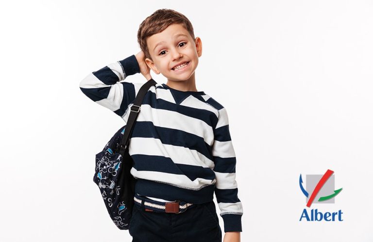 inscriptions-ecole-portrait-of-confused-cute-little-kid-with-backpack-red