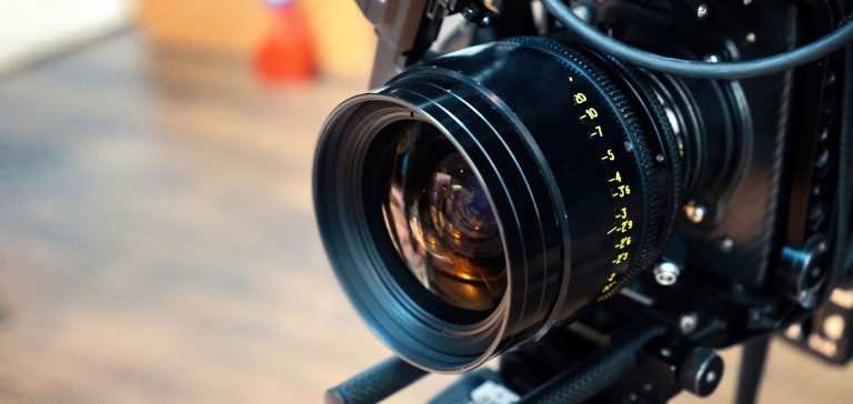 actu-professional-movie-camera-lens-on-movie-set