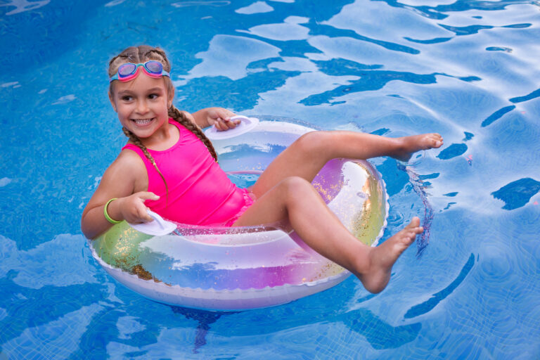 enfant-s-amusant-flotteur-piscine